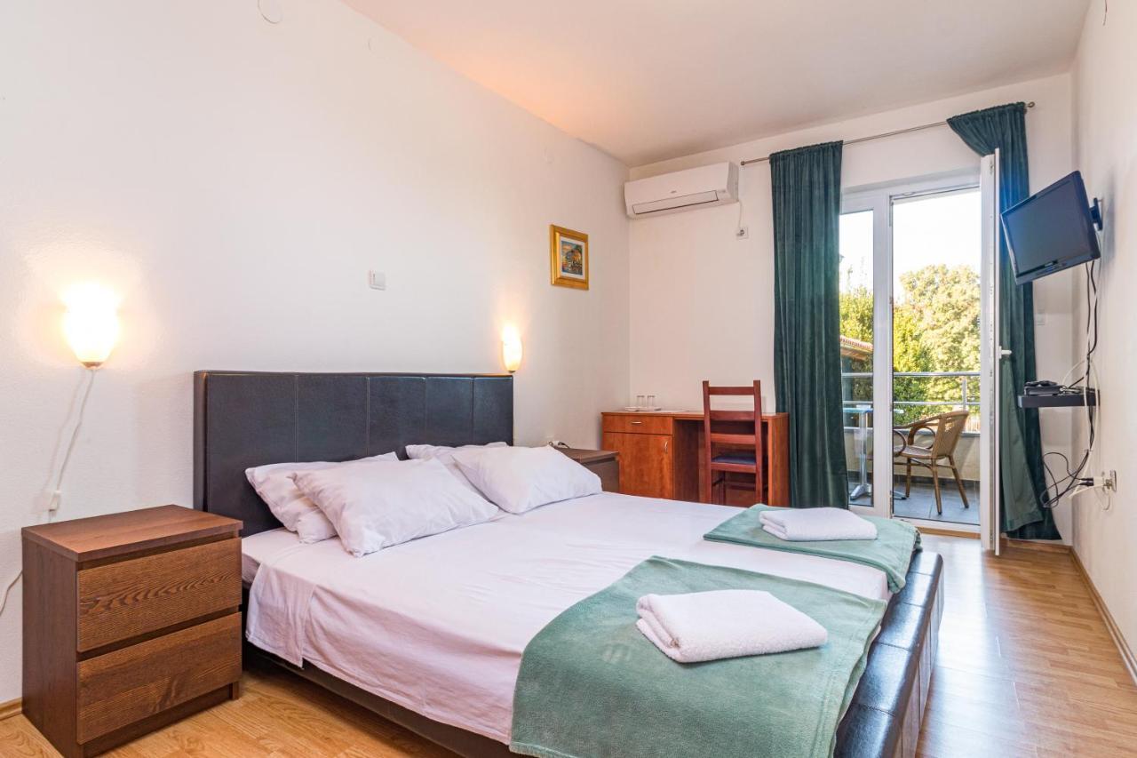 Apartments And Rooms Alenka Banjole Exterior photo