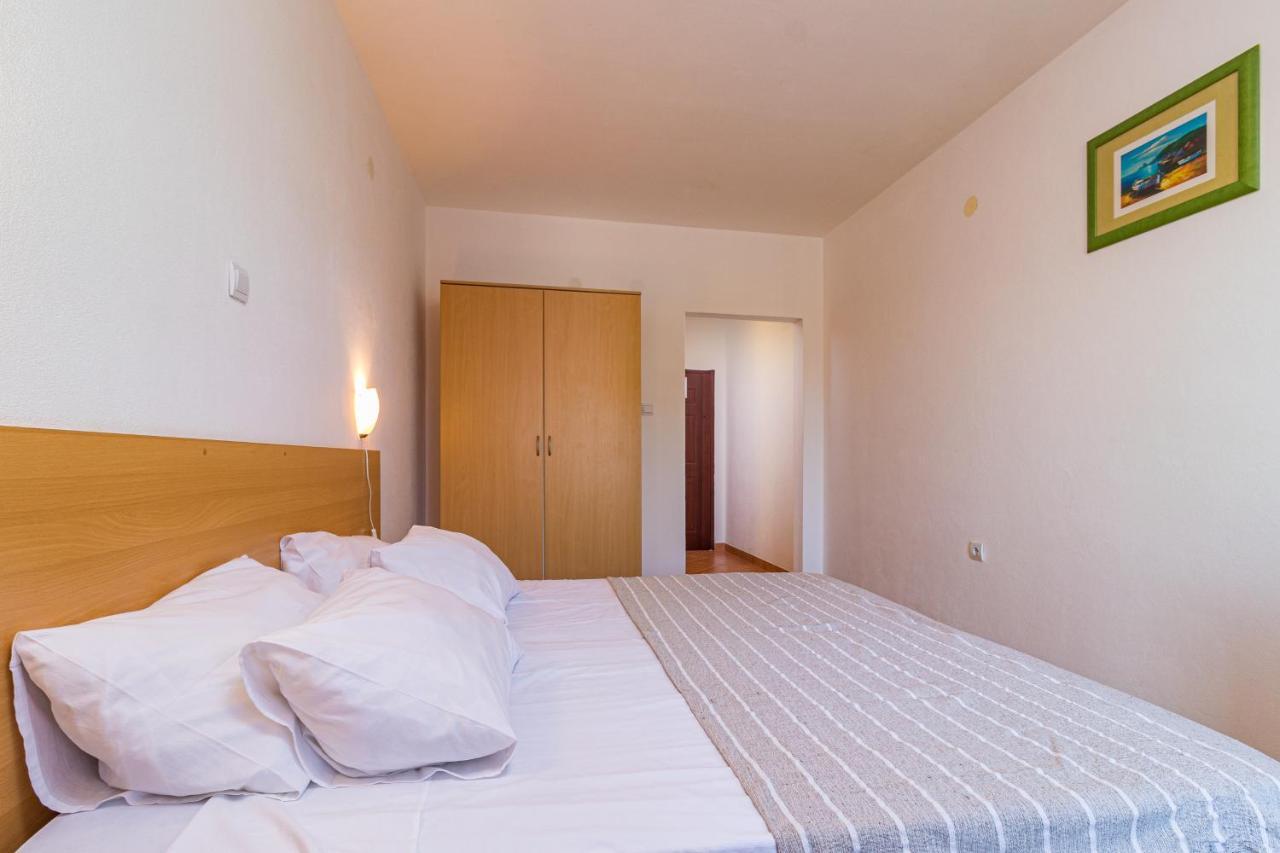 Apartments And Rooms Alenka Banjole Exterior photo