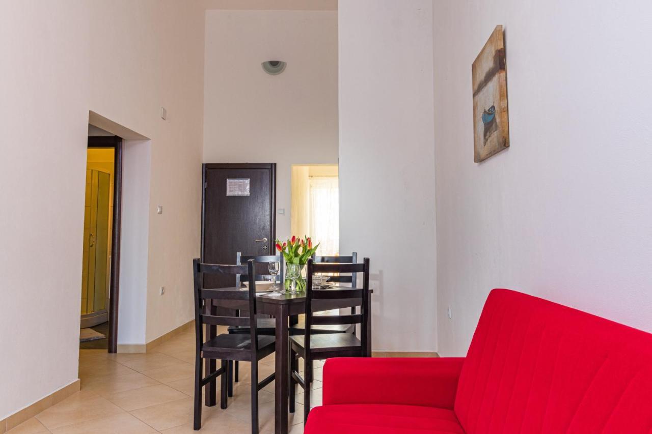 Apartments And Rooms Alenka Banjole Exterior photo
