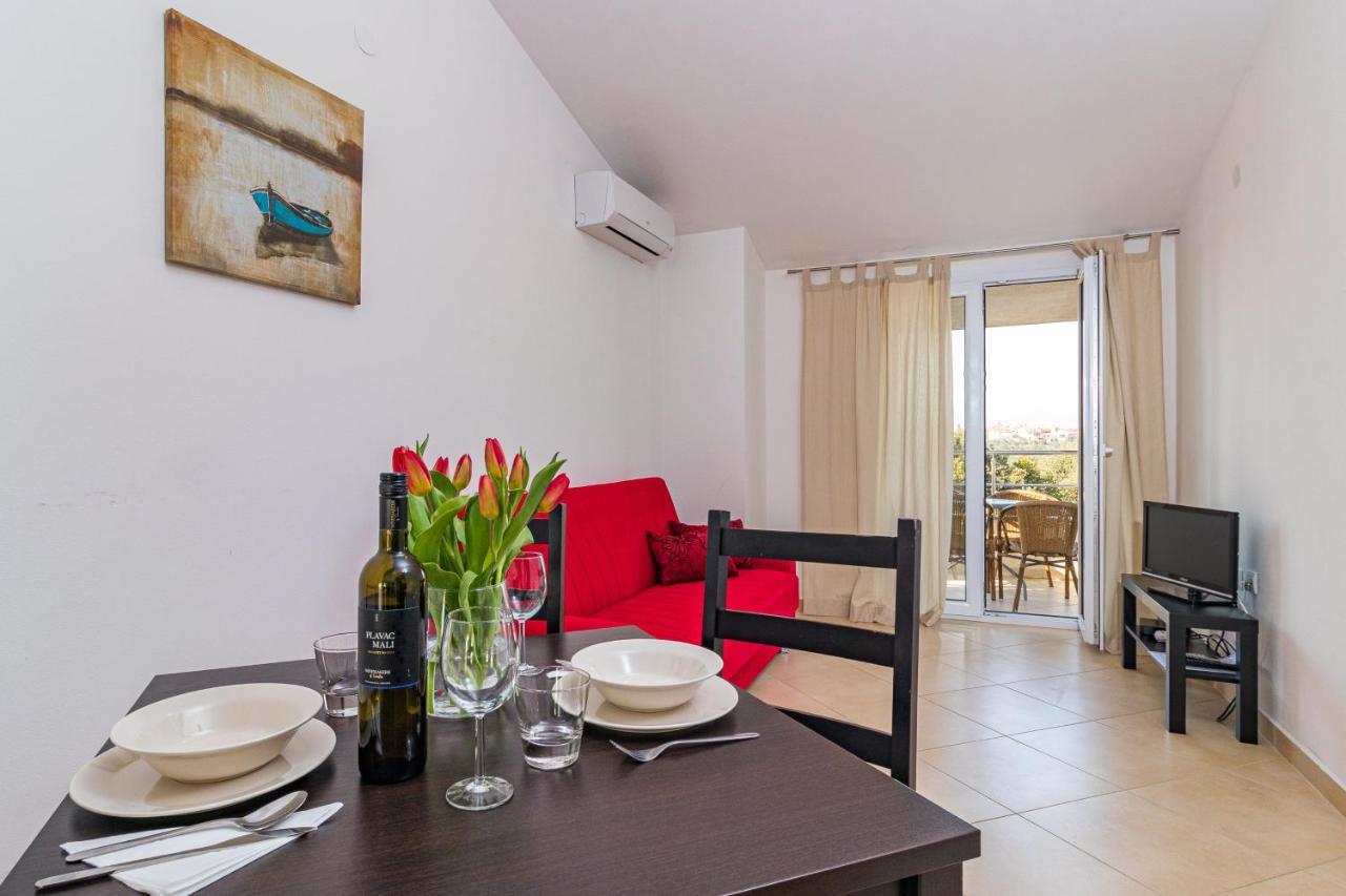 Apartments And Rooms Alenka Banjole Exterior photo