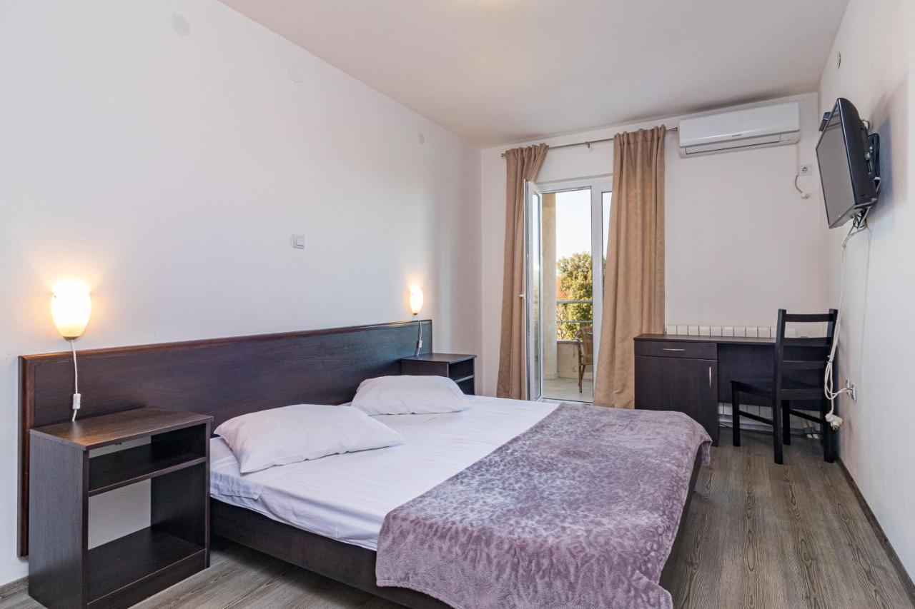 Apartments And Rooms Alenka Banjole Exterior photo