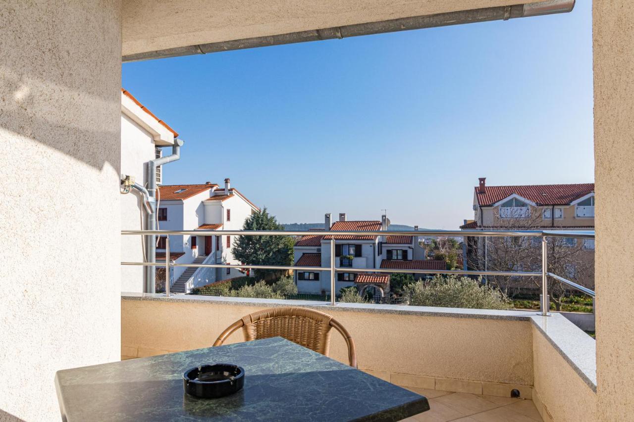 Apartments And Rooms Alenka Banjole Exterior photo