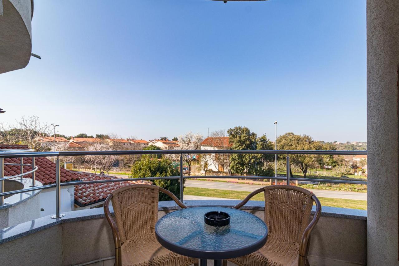 Apartments And Rooms Alenka Banjole Exterior photo