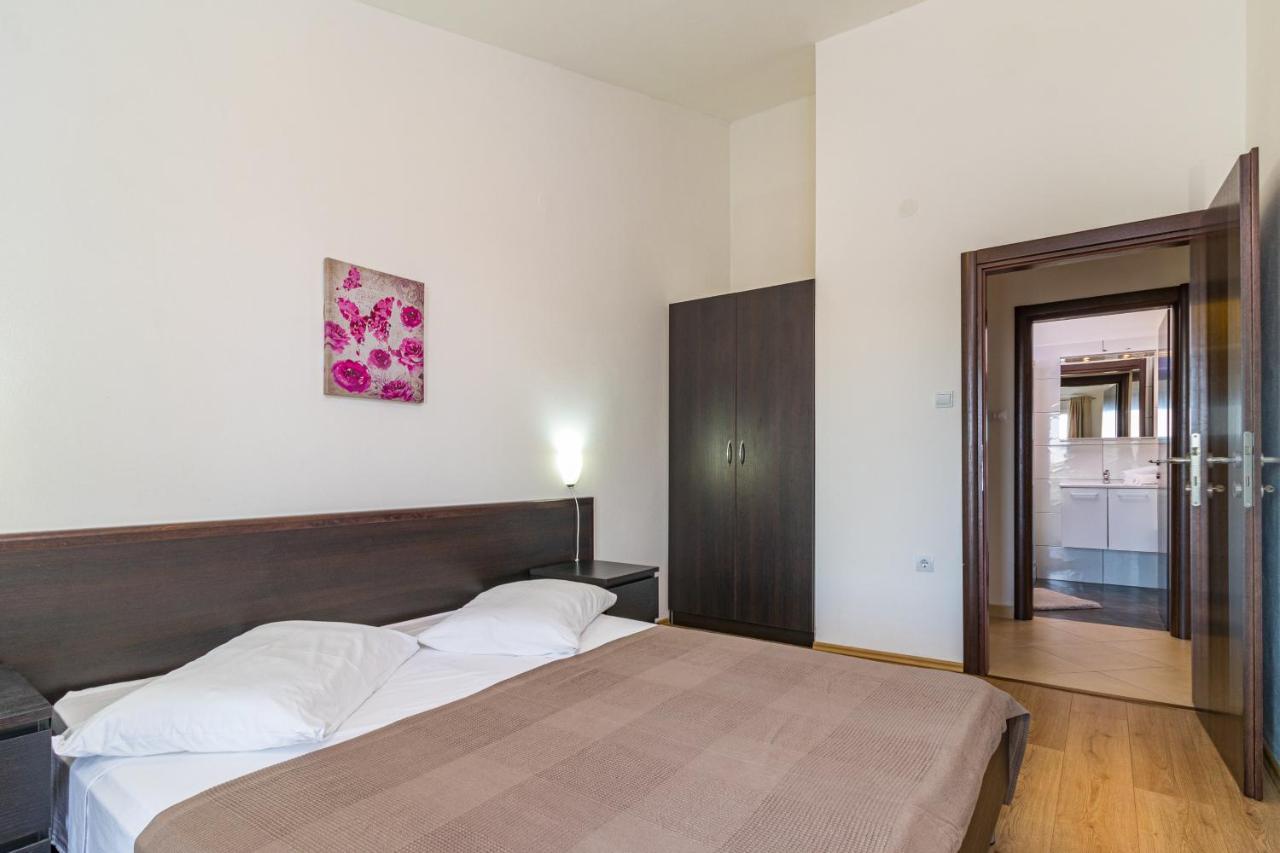Apartments And Rooms Alenka Banjole Exterior photo
