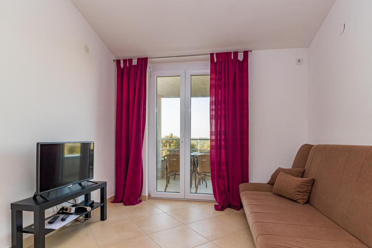 Apartments And Rooms Alenka Banjole Exterior photo