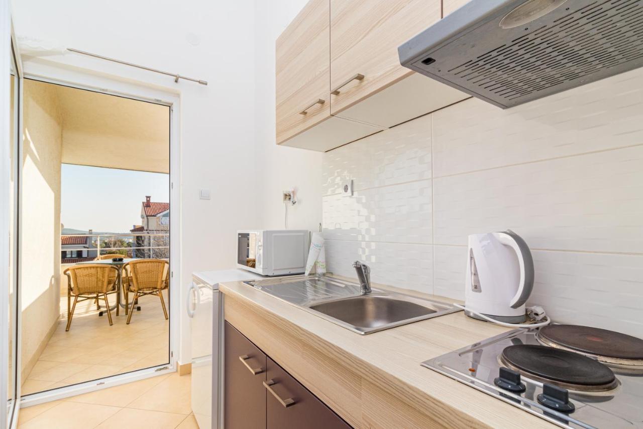Apartments And Rooms Alenka Banjole Exterior photo