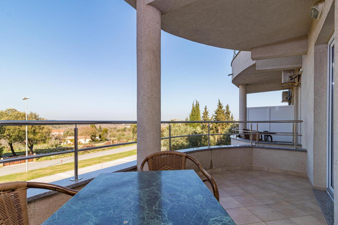 Apartments And Rooms Alenka Banjole Exterior photo