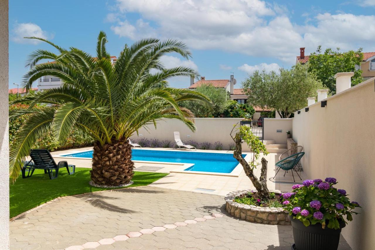 Apartments And Rooms Alenka Banjole Exterior photo
