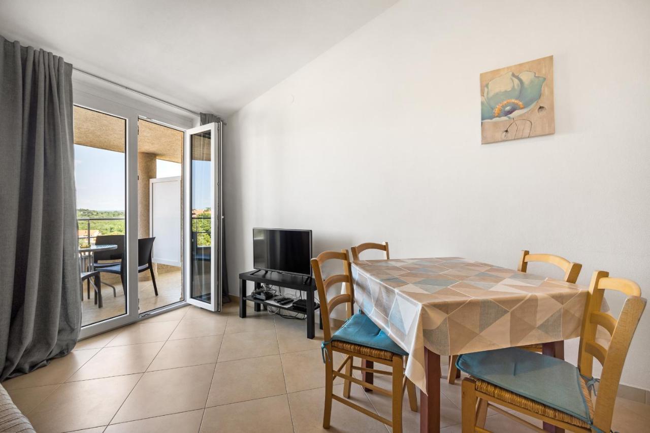 Apartments And Rooms Alenka Banjole Exterior photo