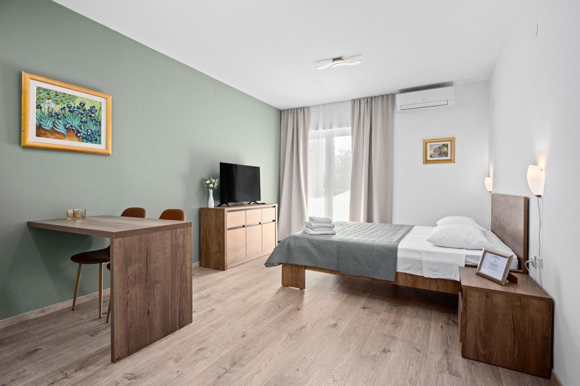 Apartments And Rooms Alenka Banjole Exterior photo
