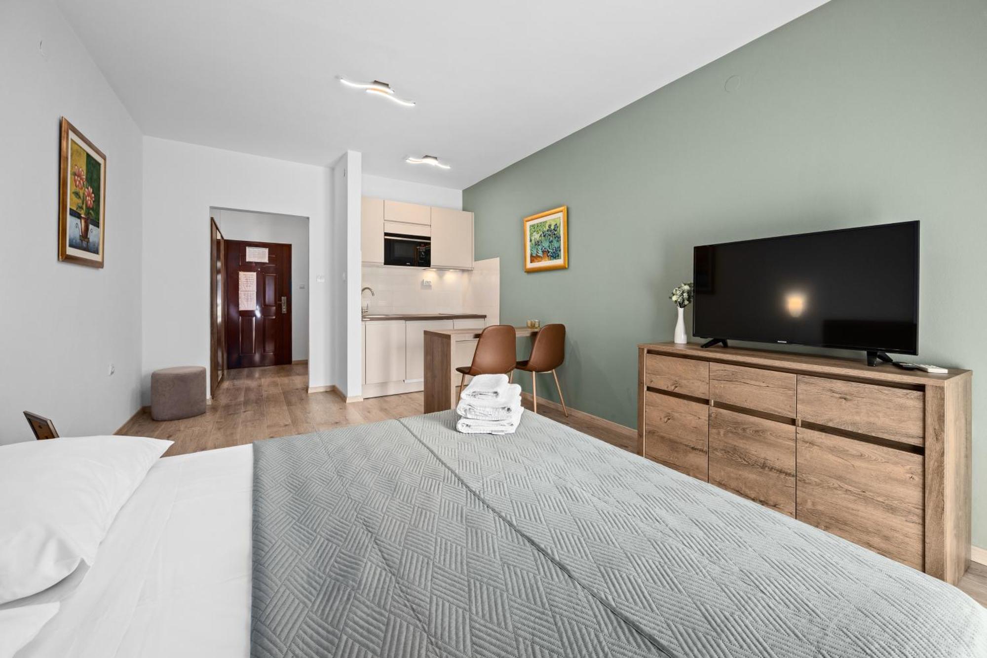 Apartments And Rooms Alenka Banjole Exterior photo